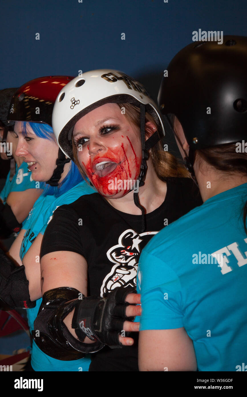 Frau Roller Derby Skater in Zombie Make-up Stockfoto