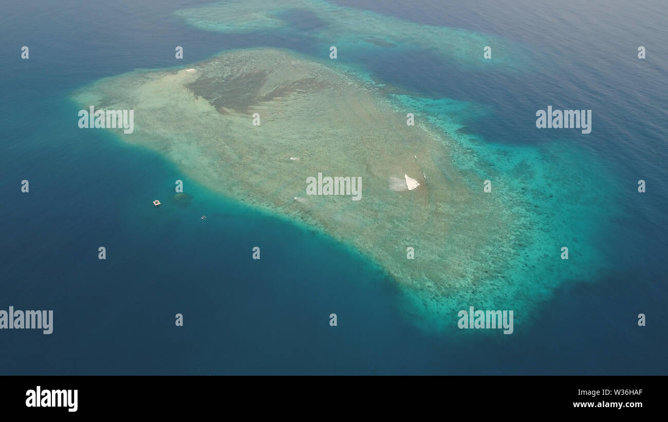 Seascape Luftaufnahme Coral Reef, Atoll mit türkisfarbenem Wasser im Meer. Tropische Atoll, Korallenriff Meer Wasser. Travel Concept. Stockfoto