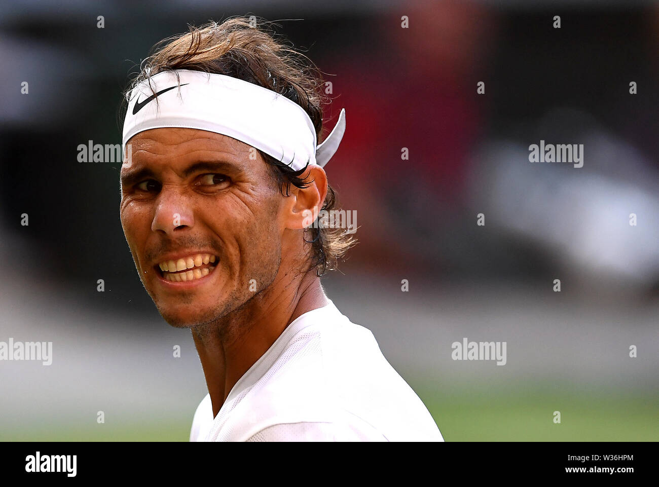 Rafael Nadal im Halbfinale übereinstimmen, der auf dem Center Court am Tag elf der Wimbledon Championships in der All England Lawn Tennis und Croquet Club, Wimbledon. Stockfoto