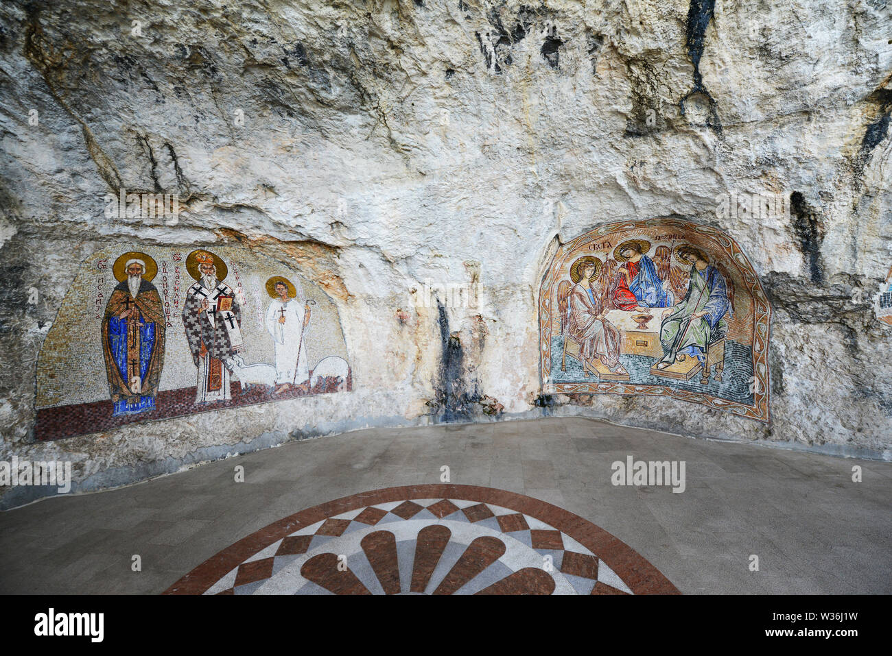 Das Kloster Ostrog, auf einem Felsen 900 Meter über die Zeta Tal, ist die wichtigsten christlichen Wallfahrtsort in Montenegro. Stockfoto