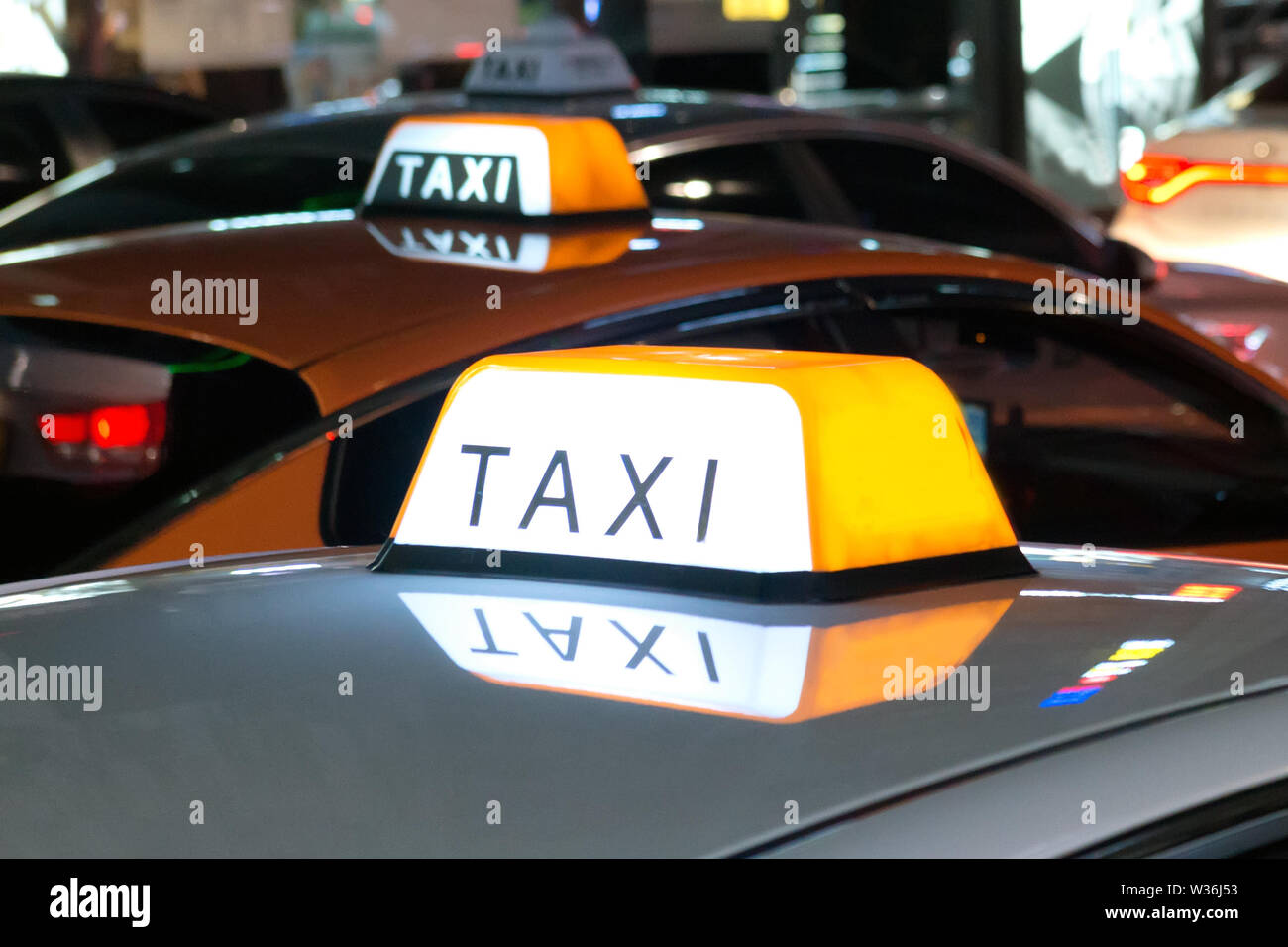 Taxis warten auf Kunden, Nacht städtische Szene auf Gangnam Daero Avenue, Seoul, Südkorea. Stockfoto