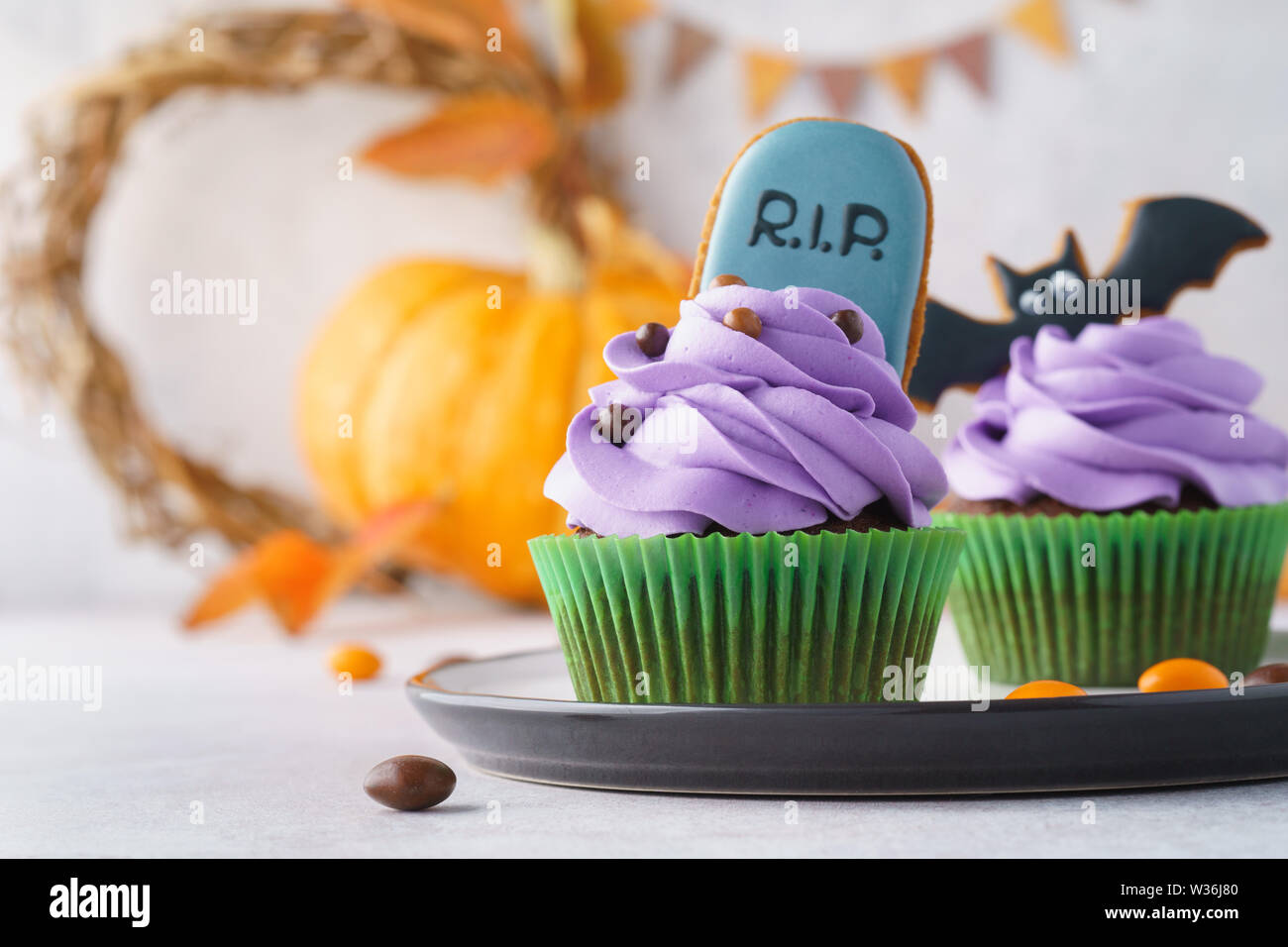 Festliche Halloween Cupcakes mit hausgemachter Lebkuchen cookies eingerichtet: Grabstein und bat. Platz kopieren, selektiven Fokus. Stockfoto