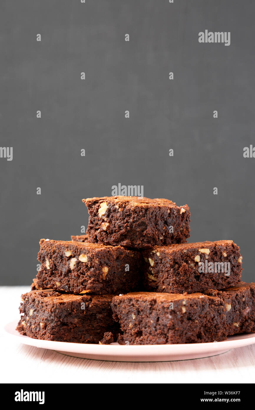 Hausgemachte Schokolade brownies auf einem rosa Platte, Seitenansicht. Close-up. Stockfoto
