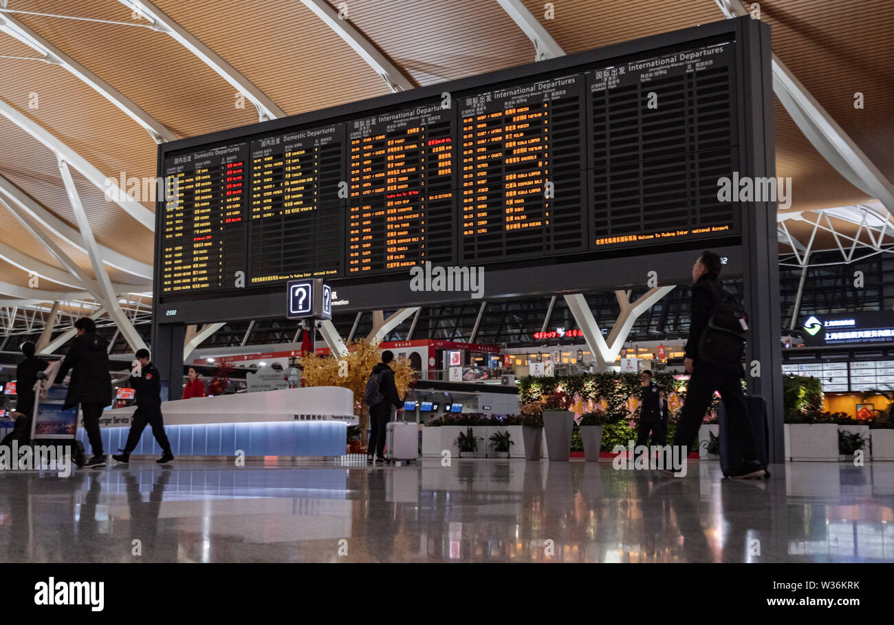 Weite Einstellung auf Flughafen Flugplan Ankünfte und Abflüge board mit wechselnden Fluginformationen Stockfoto