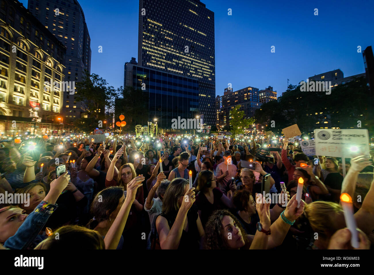 New York, USA. 12. Juli, 2019. Tausende von Fürsprecher, Aktivisten und Mitglieder der Gemeinschaft überschwemmt die Straßen am Foley Square, gegenüber der Einwanderungs- und Zollbehörden (ICE) New York Field Office New Sanctuary Coalition und die New York Einwanderung Koalition an der Ampel für Liberty vigil, einer der größten Solidaritätsaktionen in der Geschichte mit mehr als 750 Mahnwachen auf 5 Kontinenten. Ein Licht leuchtet für alle, die in US-Gefangenenlagern festgehalten und Licht in das Dunkel der schrecklichen Politik der Trumpf Verwaltung zu bringen. Credit: ZUMA Press, Inc./Alamy leben Nachrichten Stockfoto