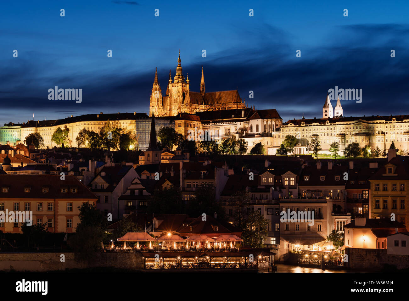 Die Prager Burg in der Dämmerung in Prag, Tschechische Republik Stockfoto