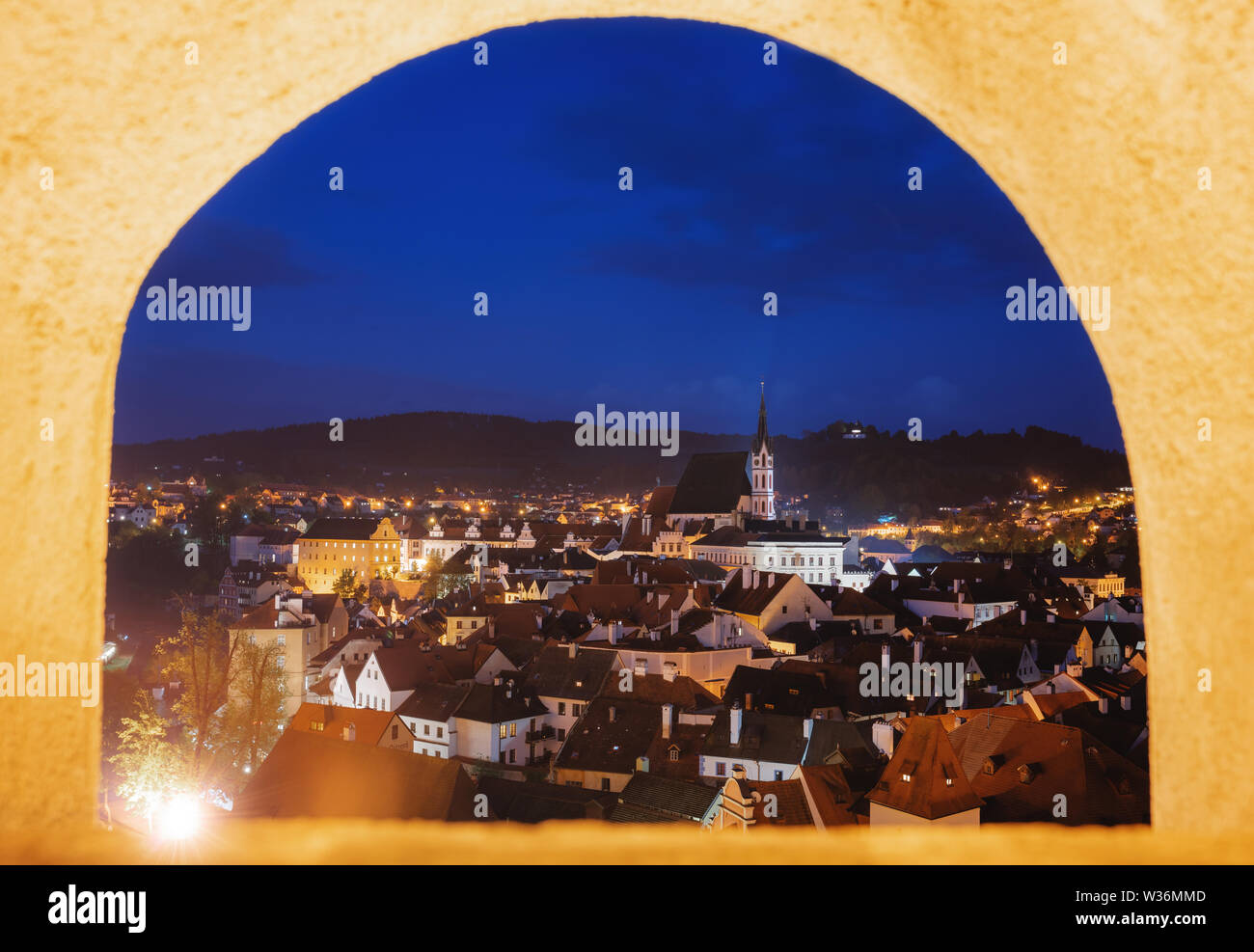Cesky Krumlov Stadt Blick durch's castle Fenster in der Tschechischen Republik Stockfoto