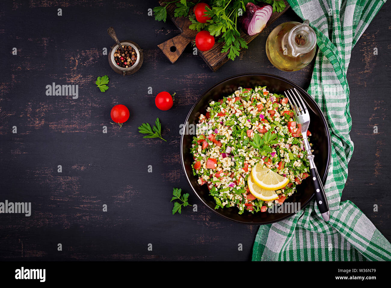 Tabbouleh Salat. Traditionelle orientalische oder arabische Gericht. Levantinischen vegetarischen Salat mit Petersilie, Minze, Bulgur, Tomate. Ansicht von oben Stockfoto