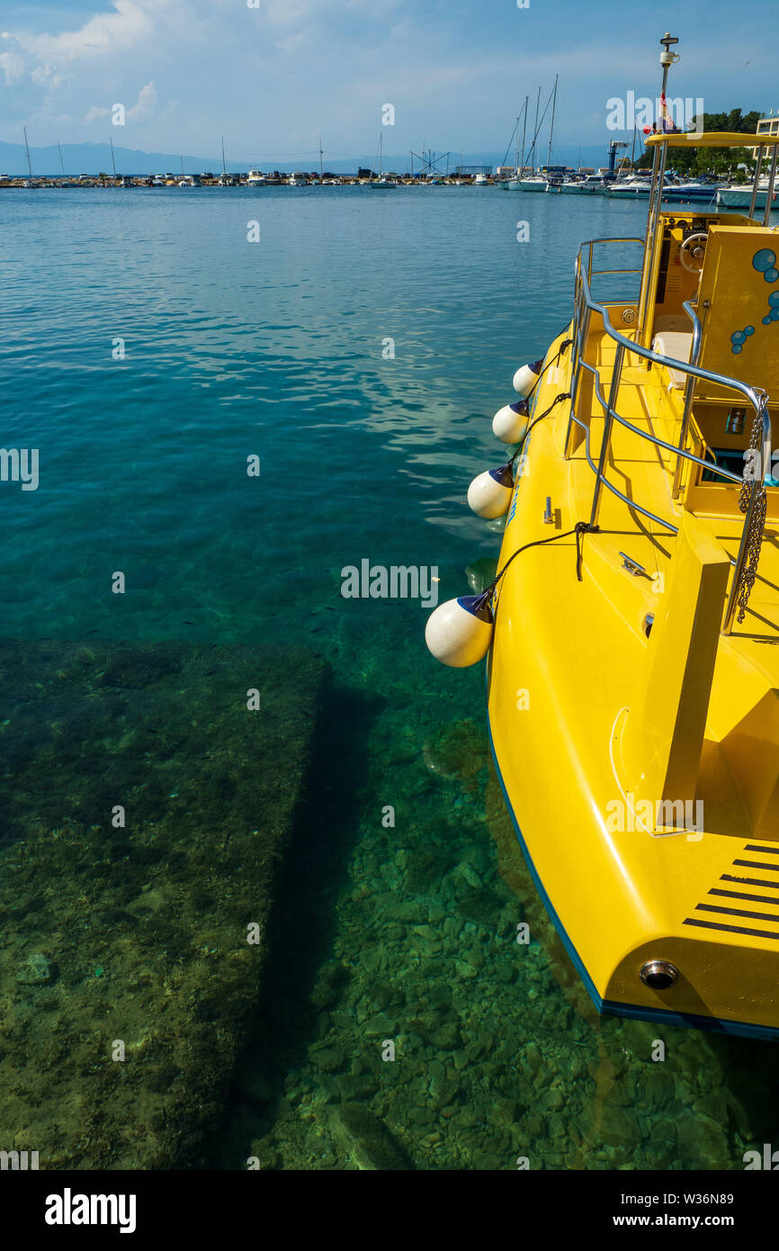 Ein semi-u-Boot für Unterwasser sightseeing Touren verwendet, um die Pier an der kleinen Marina in Malinska auf der Insel Krk in Kroatien Stockfoto