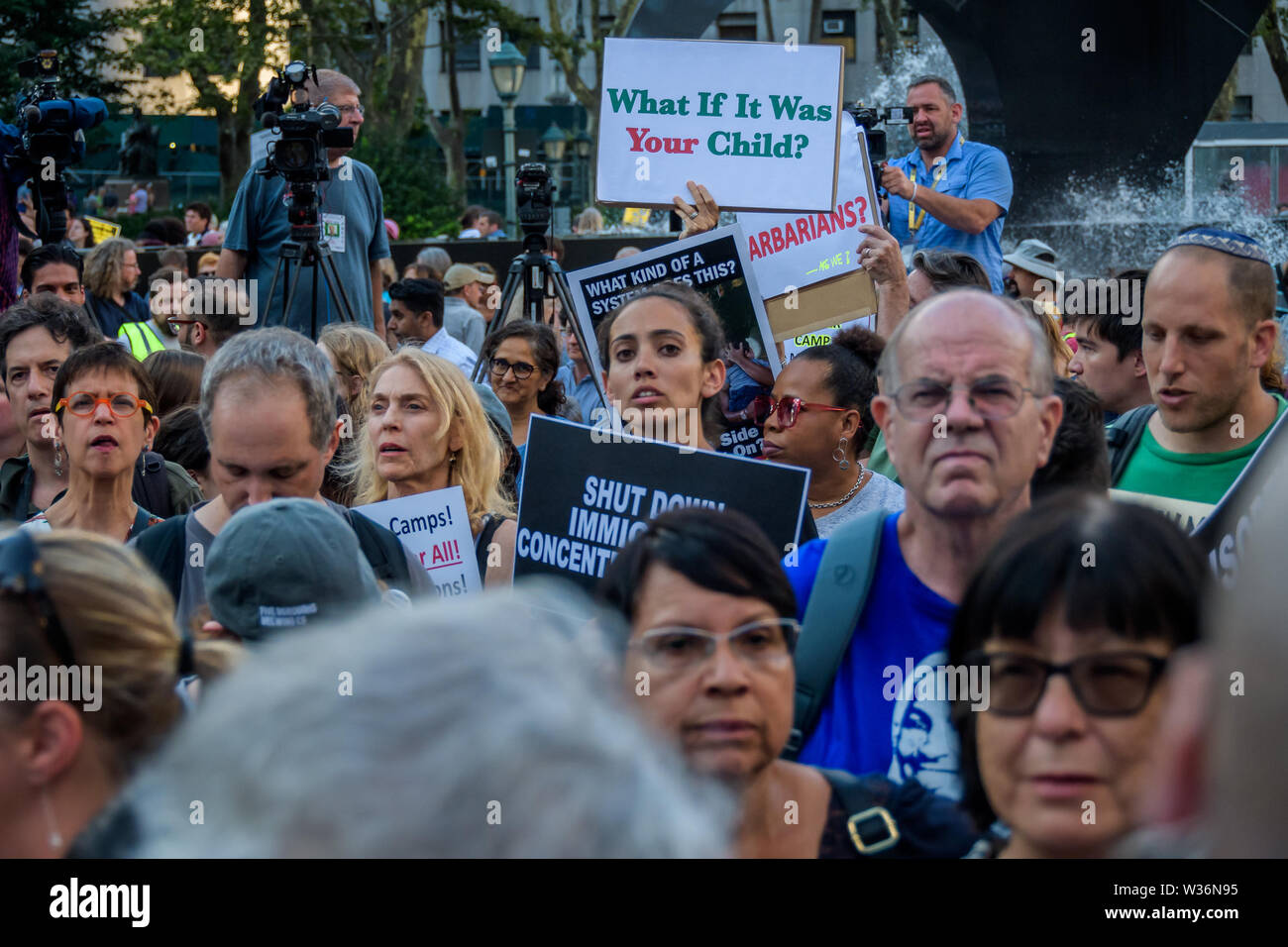 New York, USA. 12. Juli, 2019. Tausende von Fürsprecher, Aktivisten und Mitglieder der Gemeinschaft überschwemmt die Straßen am Foley Square, gegenüber der Einwanderungs- und Zollbehörden (ICE) New York Field Office New Sanctuary Coalition und die New York Einwanderung Koalition an der Ampel für Liberty vigil, einer der größten Solidaritätsaktionen in der Geschichte mit mehr als 750 Mahnwachen auf 5 Kontinenten. Ein Licht leuchtet für alle, die in US-Gefangenenlagern festgehalten und Licht in das Dunkel der schrecklichen Politik der Trumpf Verwaltung zu bringen. Credit: ZUMA Press, Inc./Alamy leben Nachrichten Stockfoto