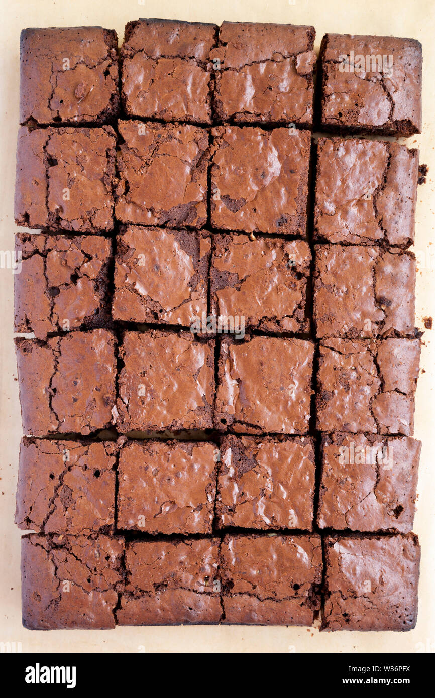 Hausgemachte Schokolade brownies auf ein Backblech, Ansicht von oben.  Ansicht von oben, von oben, flach Stockfotografie - Alamy