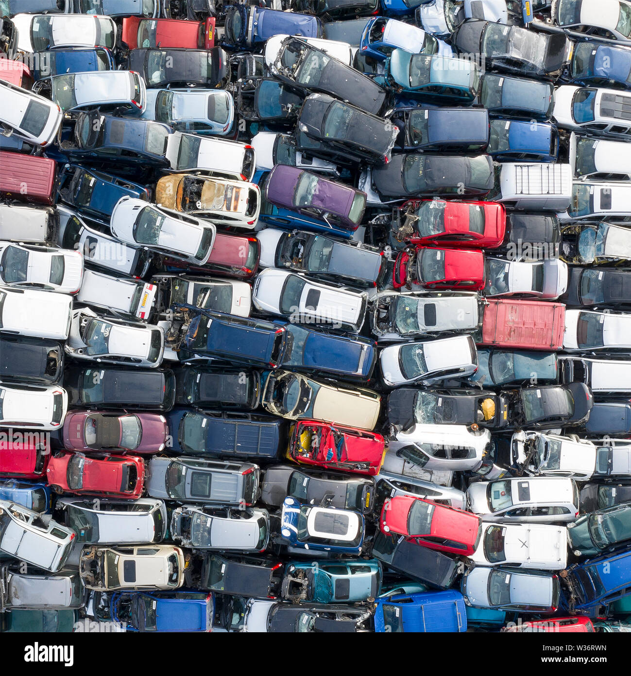 Ansicht von oben auf einem Stapel von autowracks an einer breakers Yard Stockfoto