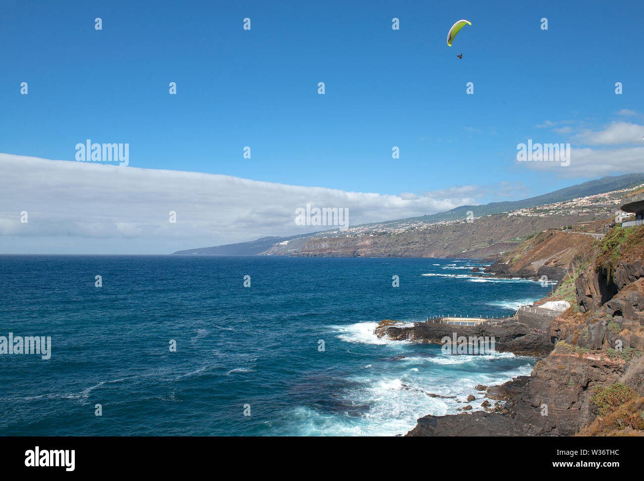 Paragliding über Klippen von Puerto de la Cruz, Teneriffa, Kanarische Inseln, Spanien Stockfoto