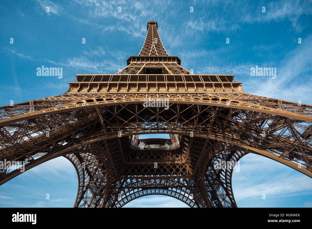 Weite Einstellung auf den Eiffelturm mit blauem Himmel, Paris, Frankreich. Reisen. Stockfoto