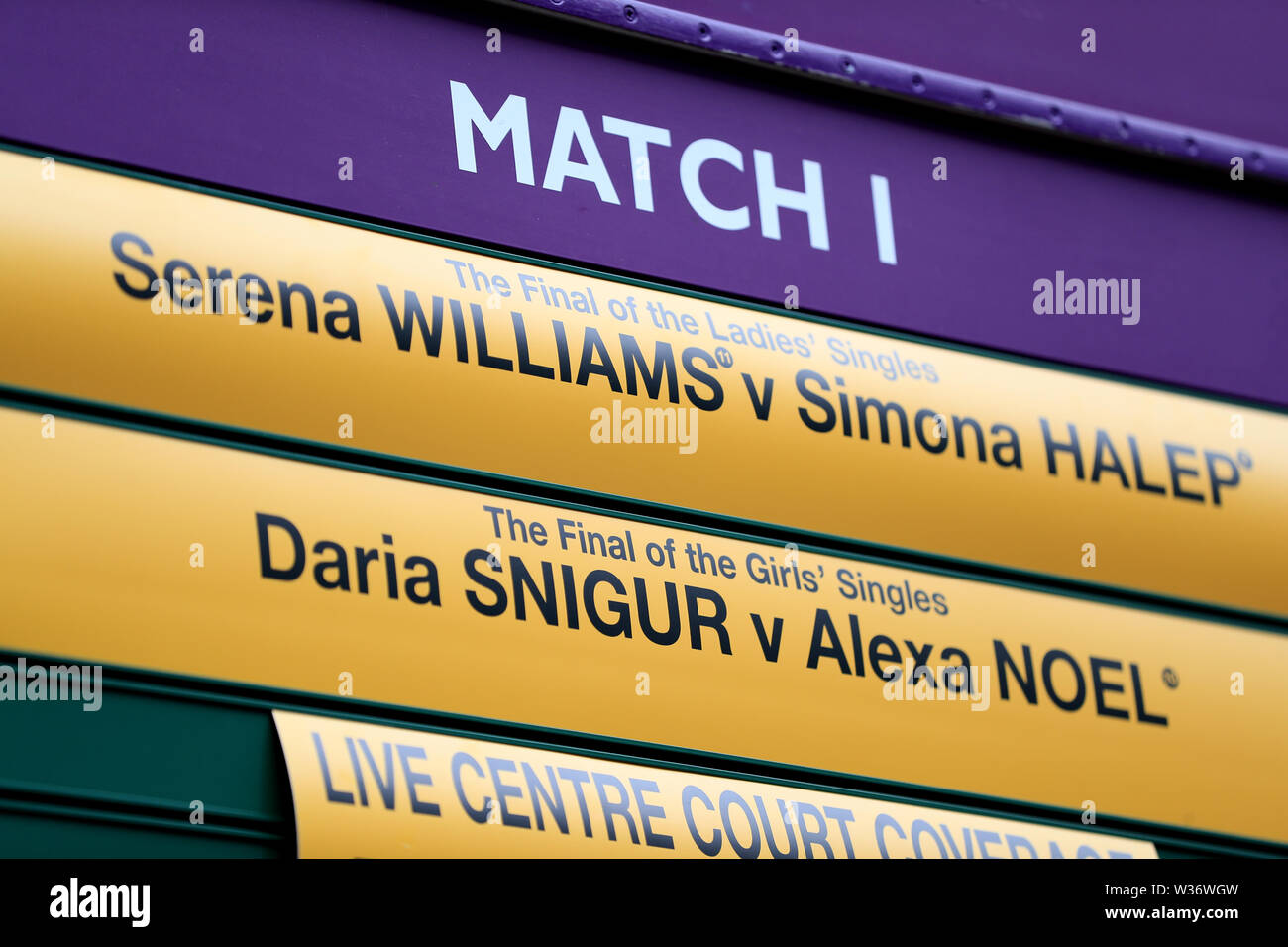 Der Frauen Finale zwischen Serena Williams und Simona Halep oben in der Reihenfolge der an Tag 12 der Wimbledon Championships in der All England Lawn Tennis und Croquet Club, Wimbledon. Stockfoto