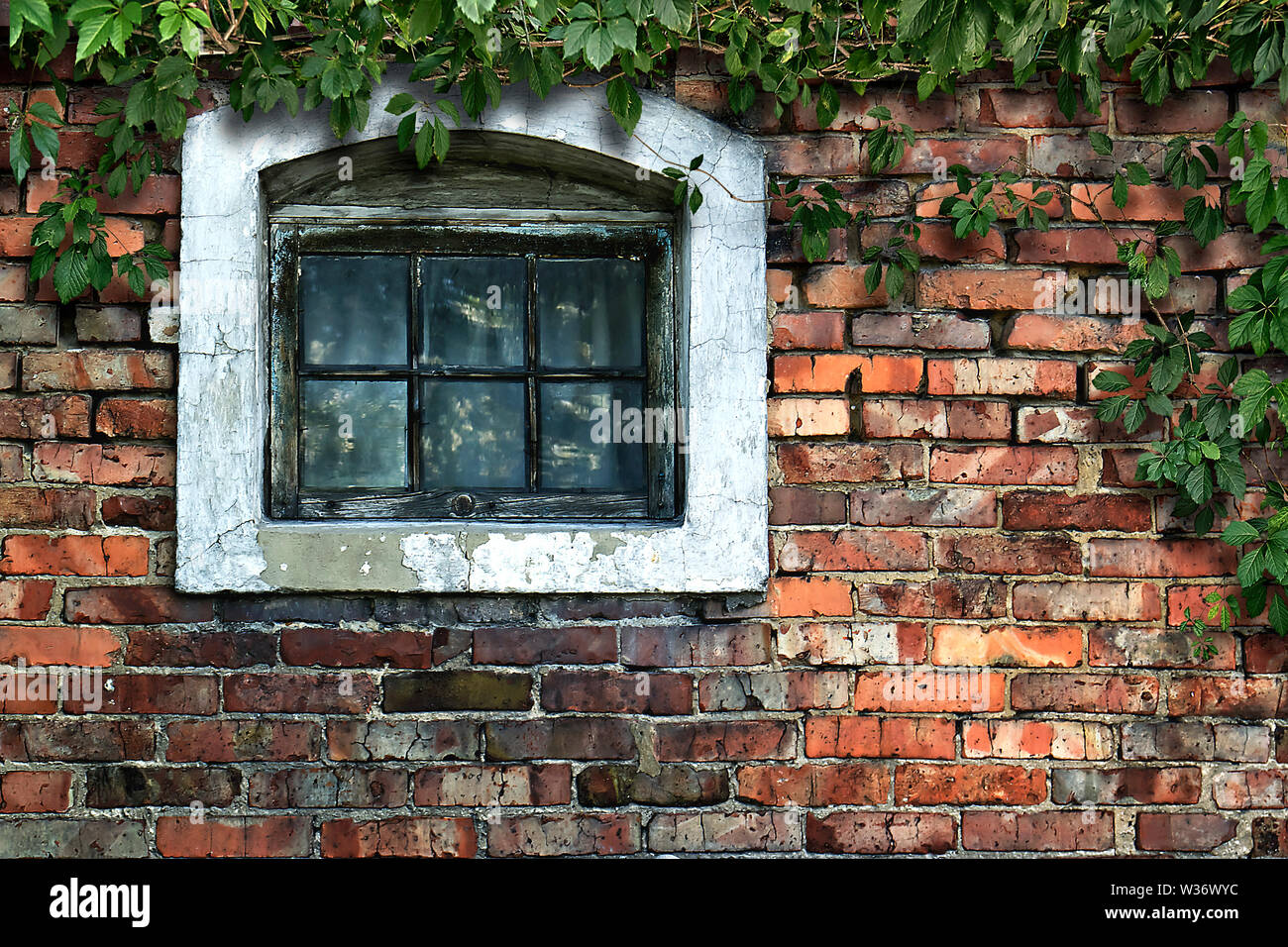 Alte Mauer mit Holz-Fenster im Hintergrund im Grunge-Stil Stockfoto