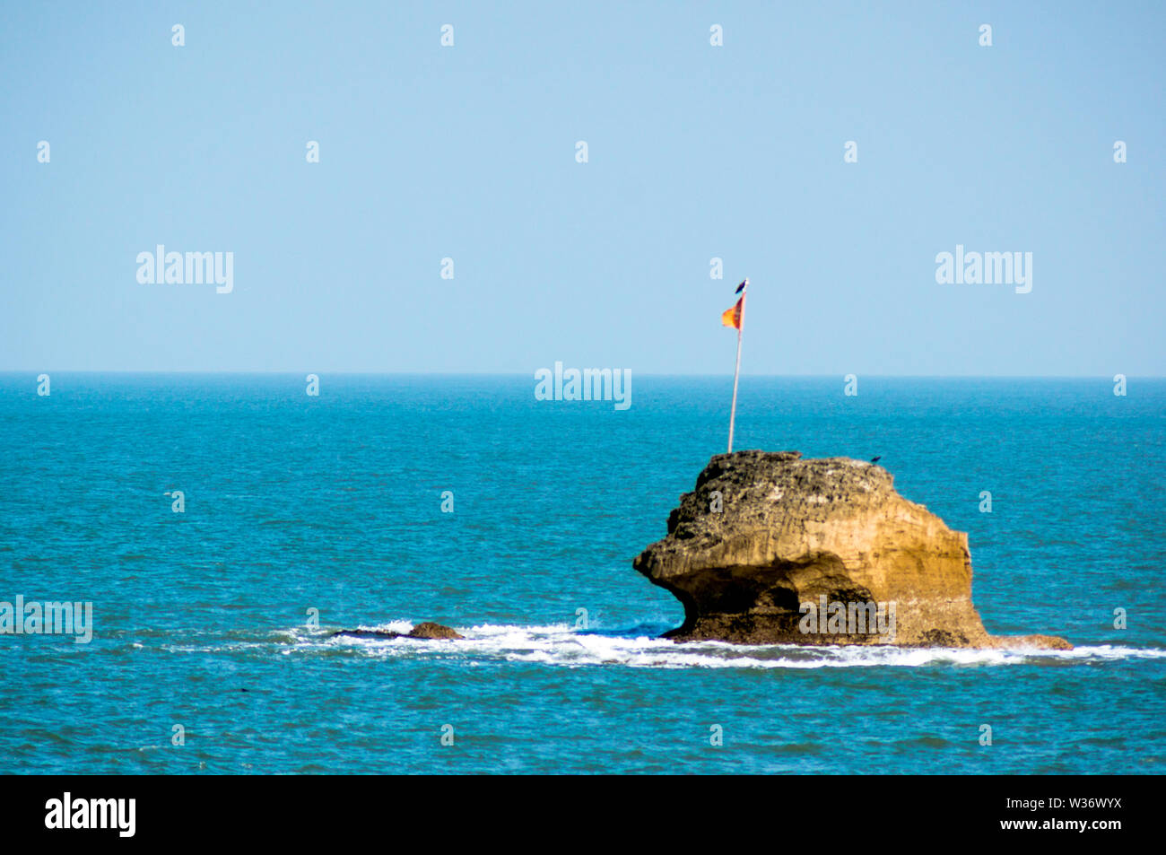 Rock Klippe mit Blick auf das Meer in der Nähe der INS khukri Memorial in Diu Gujarat Indien Stockfoto