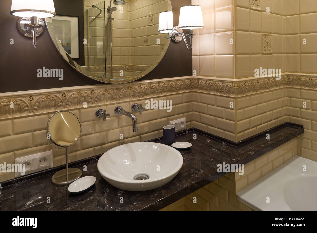 Waschbecken im Bad Interieur im klassischen Stil Stockfoto