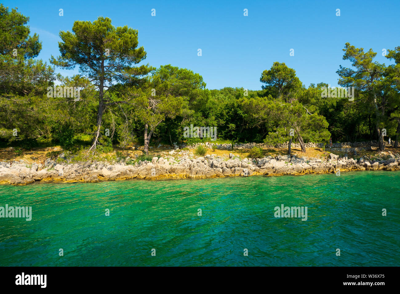 Ansicht der Kroatischen Küste in der Nähe von Malinska auf der Insel Krk, Kroatien Stockfoto
