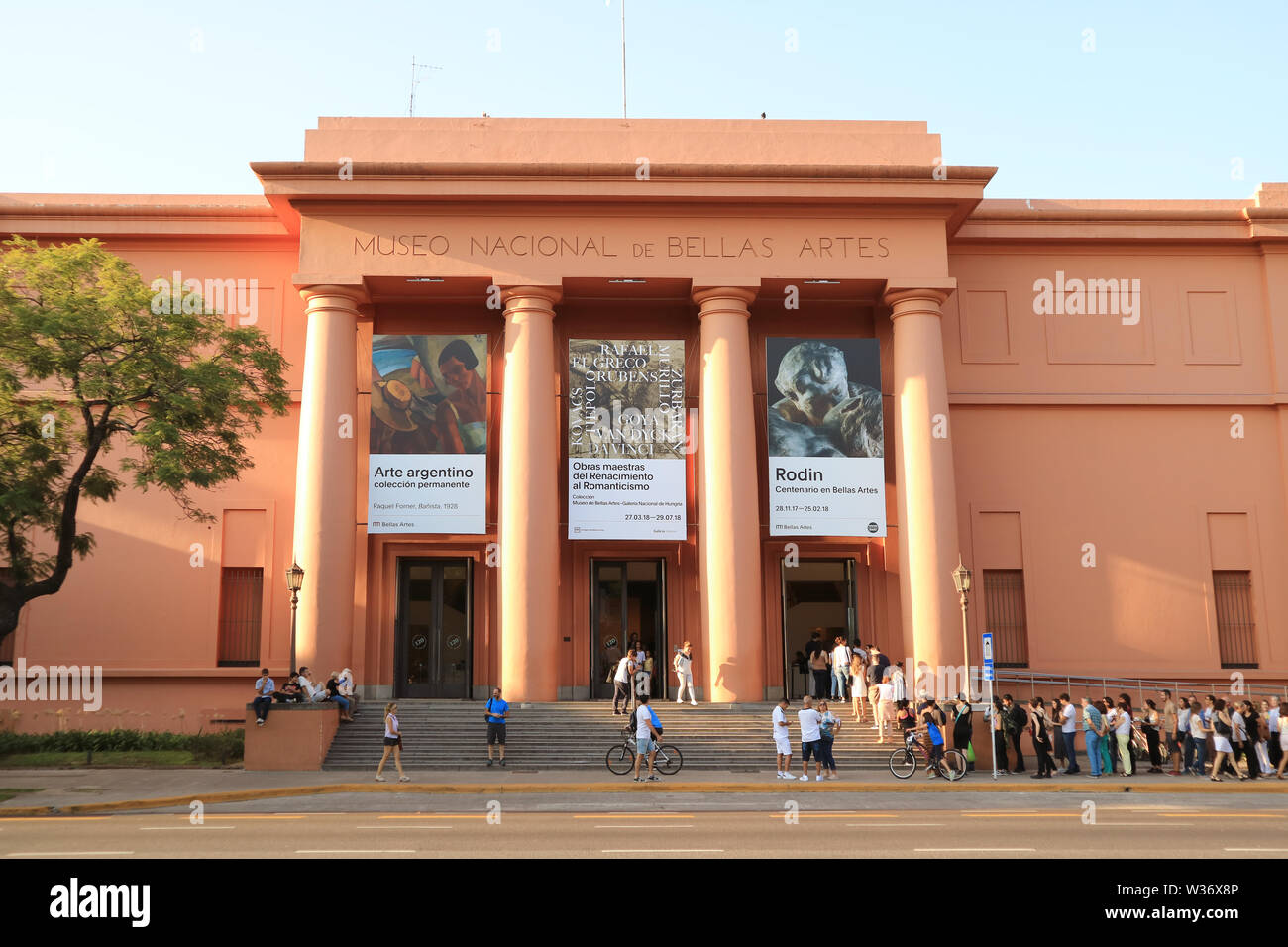 Viele Menschen warten auf das National Museum der Schönen Künste oder das Museo Nacional de Bellas Artes, Buenos Aires, Argentinien zu besuchen Stockfoto