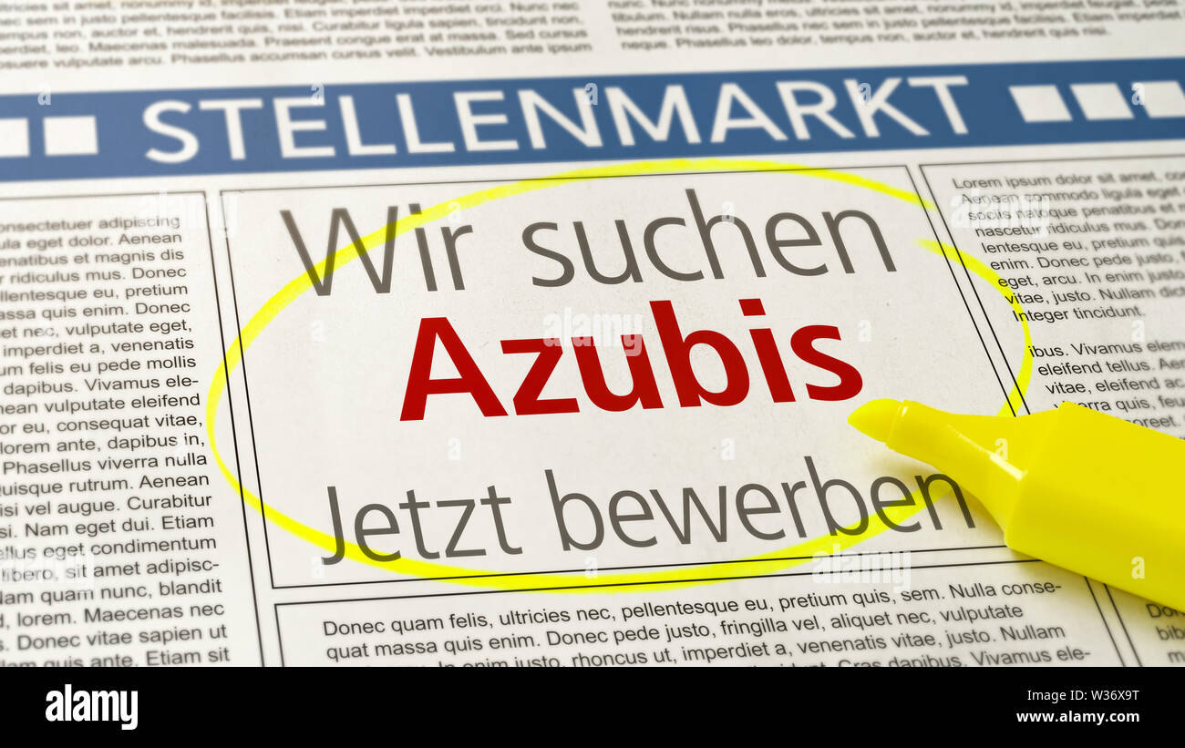 Stellenanzeige in einer Zeitung - Lehrlinge gesucht - Wir suchen Azubis (Deutsch) Stockfoto