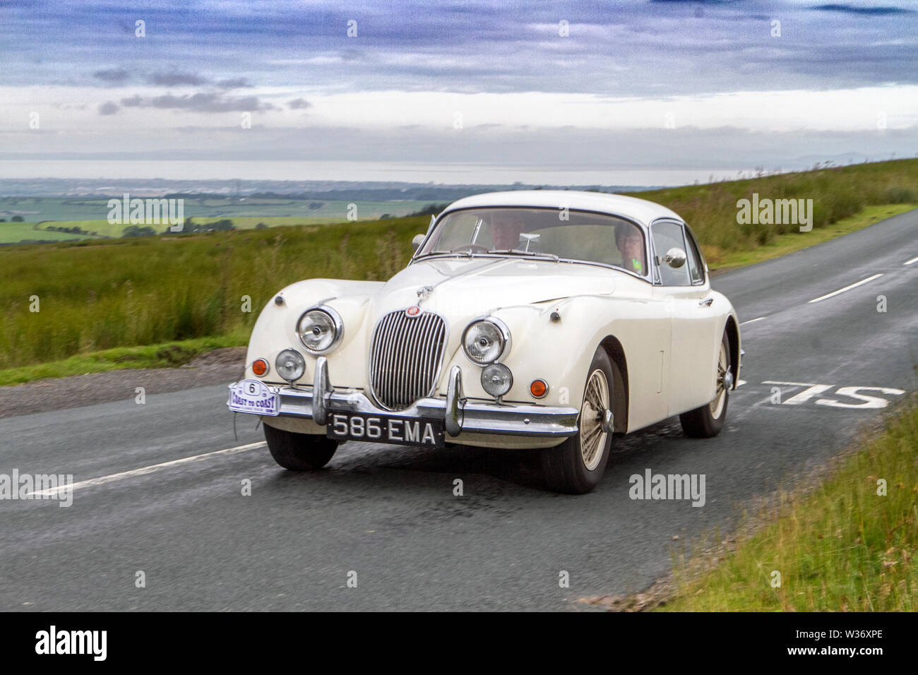 Lancashire Automobil Club von Küste zu Küste 2019; ab dem Midland Hotel in Morecambe und Dunsley Hall im Sandsend in der Nähe von Whitby dieser Oldtimer von Küste zu Küste Rallye Route überquert die Höhen der fantastischen Landschaft in den Trog von Bowland mit Blick über Morecambe Bay. Die Veranstaltung ist offen für klassische und geschätzten Erbe Autos aller Altersgruppen nehmen die Herausforderung an und eine Strecke mit rund 170 Meilen von den Strassen und Autobahnen des ländlichen England. Stockfoto