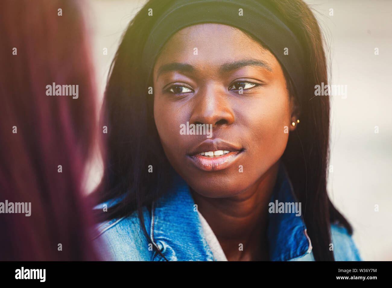 Porträt einer jungen afrikanischen Studentin im Freien. Stockfoto