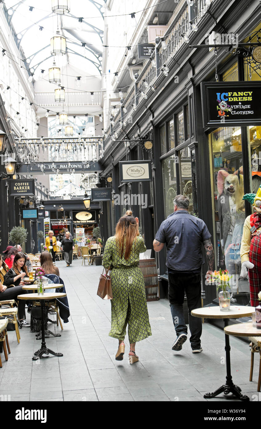 Leute, die in Castle Arcade in Cardiff Wales, Großbritannien, SPAZIEREN gehen, sitzen, essen, trinken, Kaffee trinken, KATHY DEWITT Stockfoto