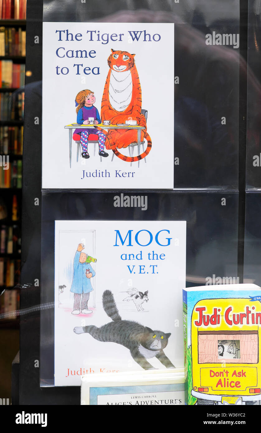 Der Tiger, der kam um zu Kaffee und Mog und der V.E.T. Judith Kerr Buch der Kinder deckt auf Anzeige in einer Buchhandlung Fenster in Großbritannien BRITISCHER KATHY DEWITT Stockfoto