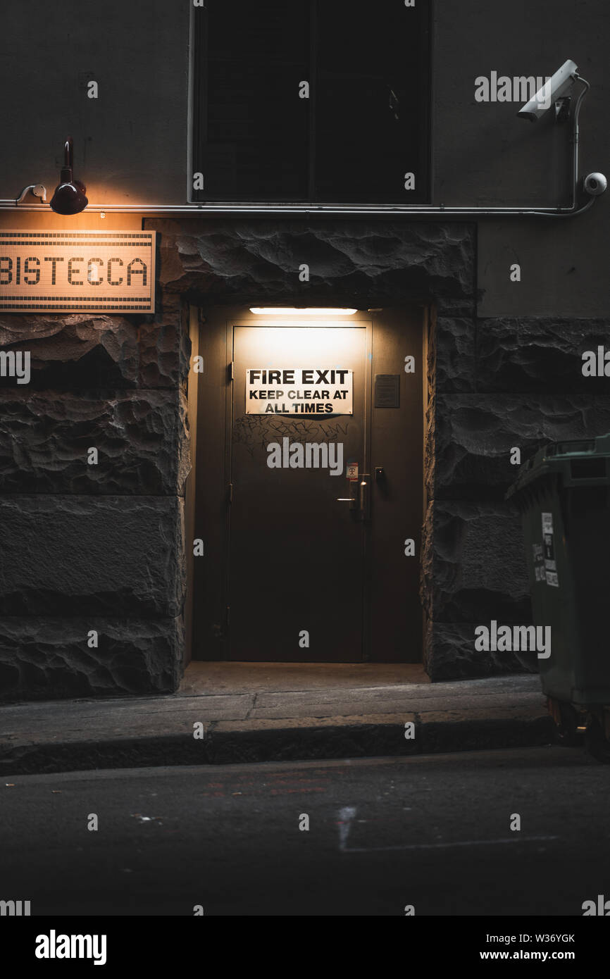 Sydney, New South Wales, Australien - Juni 30th, 2018: Grunge Hintertür Notausgang in der Stadt. Stockfoto