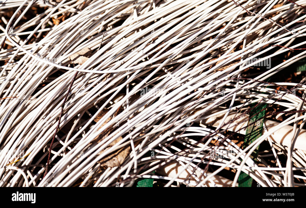 Lose Kabel auf dem Boden liegend Stockfoto