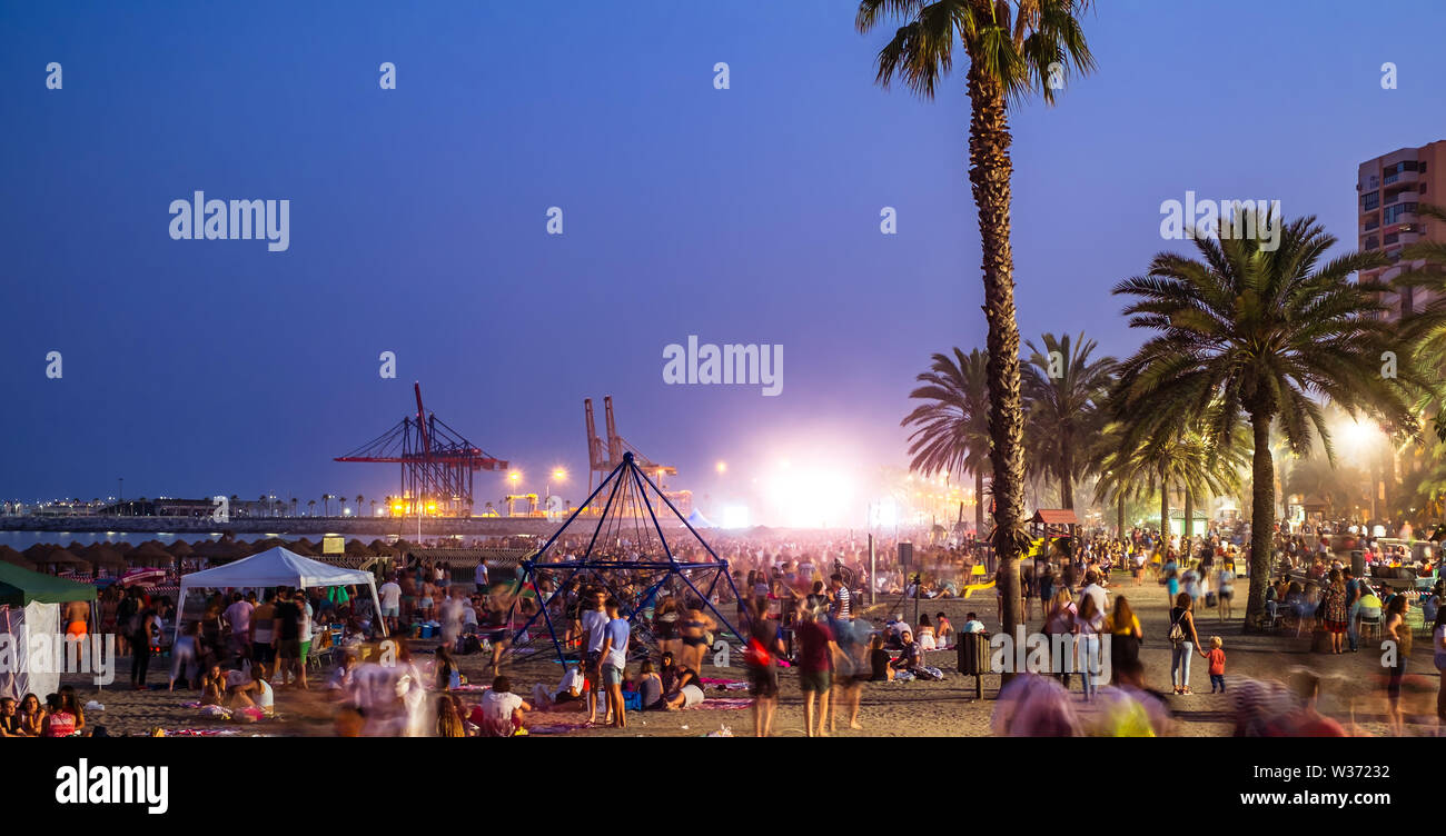 Malaga, Spanien - 23. Juni 2018. Nacht Szene mit vielen Menschen am Strand Malagueta in der Feier der Nacht von San Juan Stockfoto