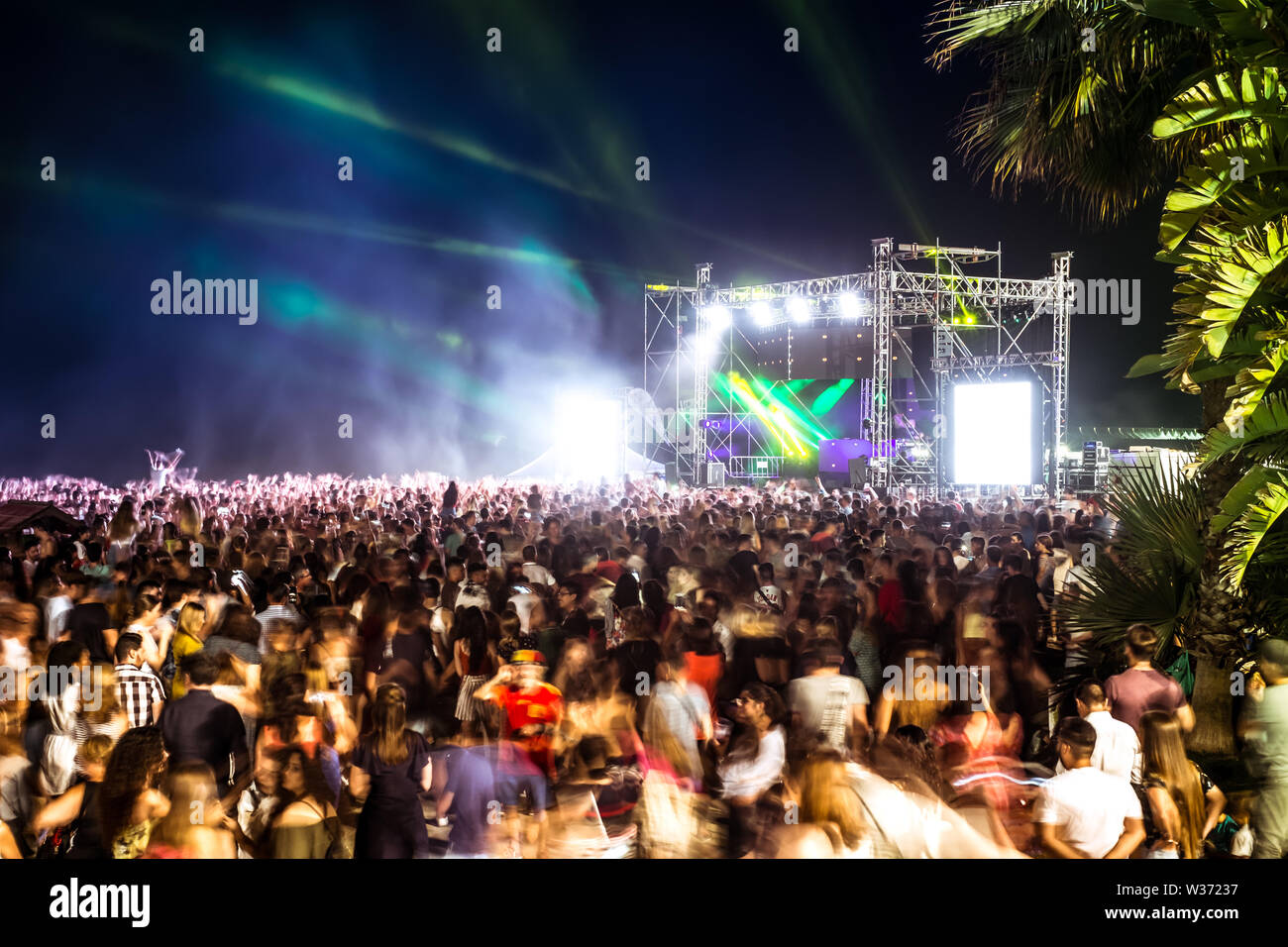 Malaga, Spanien - 24. Juni 2018. Junge Leute feiern die Nacht von San Juan mit Musik und Tanz am Strand Malagueta, Malaga, Spanien Stockfoto