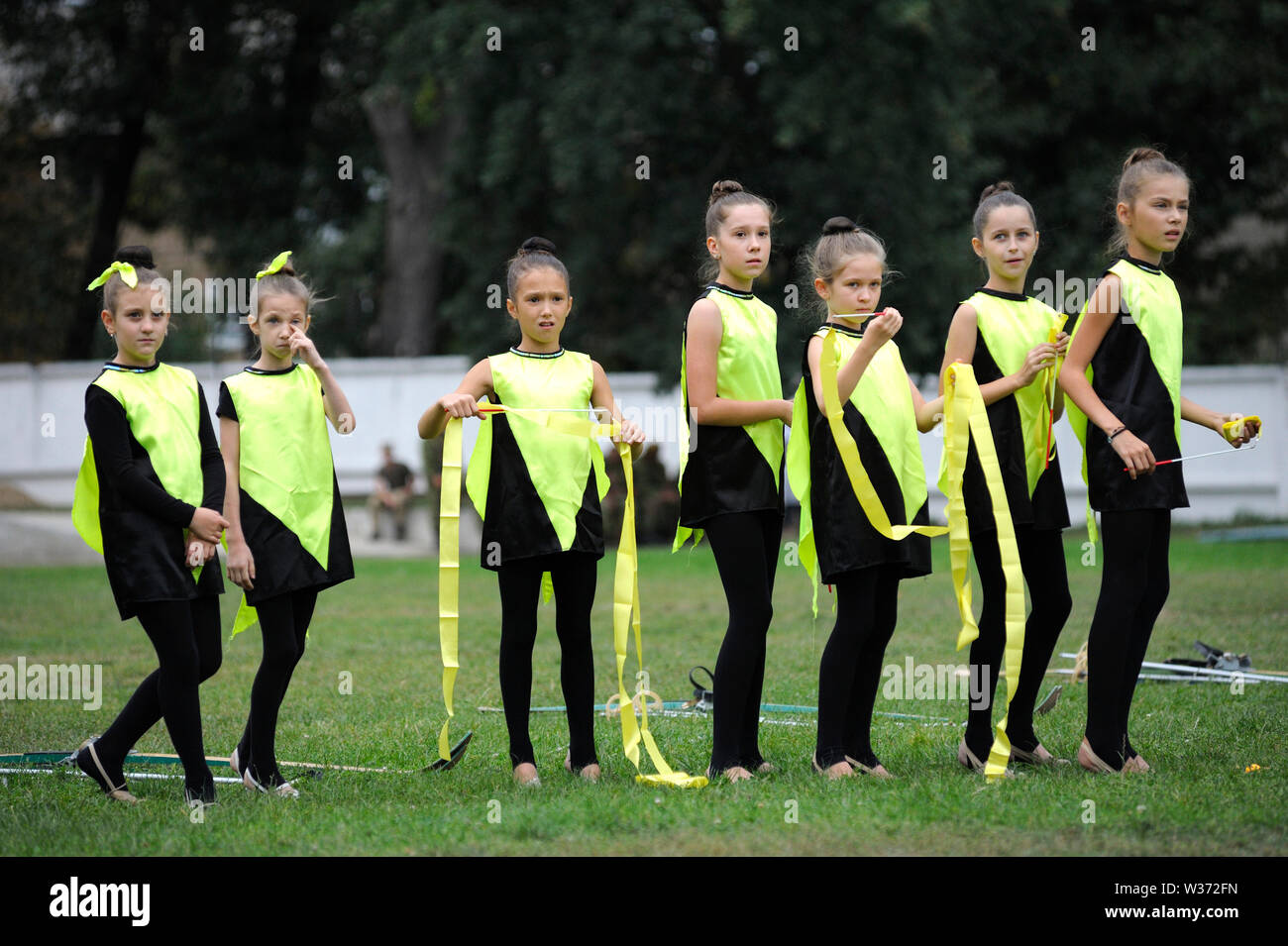 Gruppe Kleiner Turnen M dchen In Schwarz Leotards Und Roten R cke gruppe-kleiner-turnen-m-dchen-in-schwarz-leotards-und-roten-r-cke