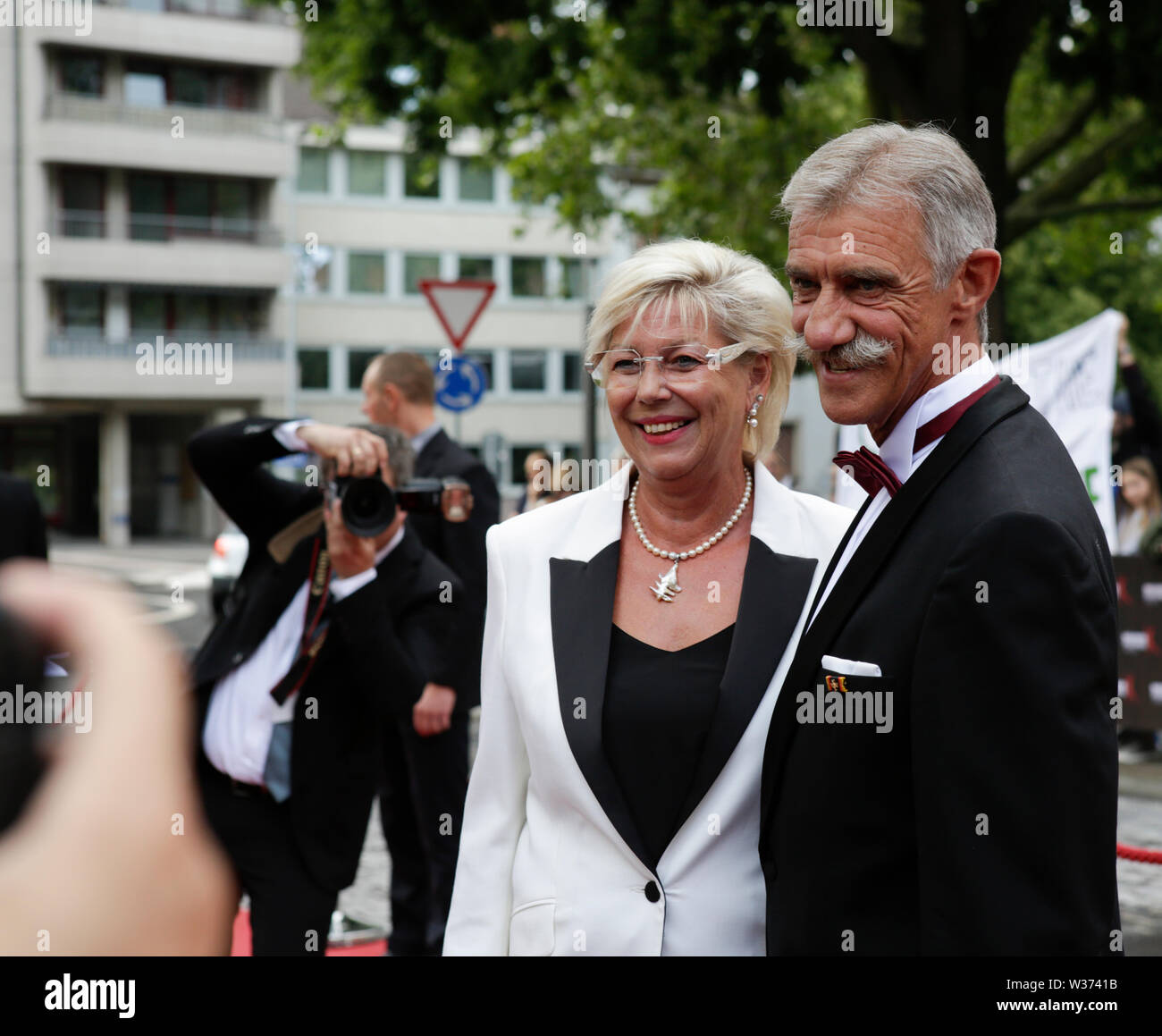 Worms, Deutschland. 12. Juli, 2019. Der Fraktionsvorsitzende der AfD Partei in den Landtag (Parlament) von Rheinland-pfalz Uwe Junge (rechts) und seine Frau Claudia (links) bei der Premiere der "Nibelungen-Festspiele' ankommen. Schauspieler, Politiker und andere VIPs nahmen an der Eröffnung der Nibelungen-festspiele Nibelungen-Festspiele (2019) in Worms. Das Spiel in der 18. Saison des Festivals ist "Uberwaltigung' (Überwinden) zum Thema Thomas Melle, und von Lilja Rupprecht geleitet. Credit: PACIFIC PRESS/Alamy leben Nachrichten Stockfoto