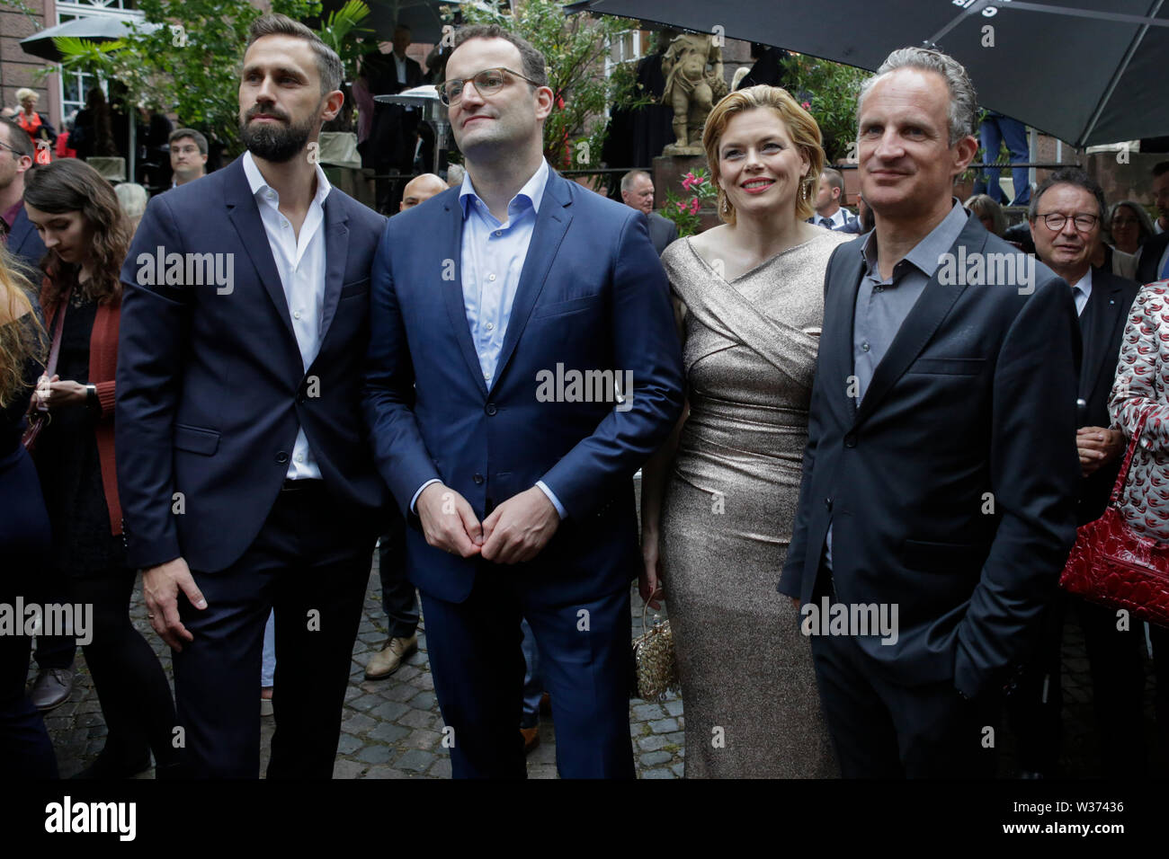 Worms, Deutschland. 12. Juli, 2019. Der Bundesminister für Gesundheit Jens Spahn (2. links), seinen Ehemann Daniel Funke (links), das Bundesministerium für Ernährung, Landwirtschaft und Verbraucherschutz, Julia Klöckner (2. rechts) ihr Mann Ralph Grieser (rechts) abgebildet sind vor der Premiere des "Nibelungen-Festspiele'. Schauspieler, Politiker und andere VIPs nahmen an der Eröffnung der Nibelungen-festspiele Nibelungen-Festspiele (2019) in Worms. Das Spiel in der 18. Saison des Festivals ist "Uberwaltigung' (Überwinden) zum Thema Thomas Melle, und von Lilja Rupprecht geleitet. Credit: PACIFIC PRESS Stockfoto
