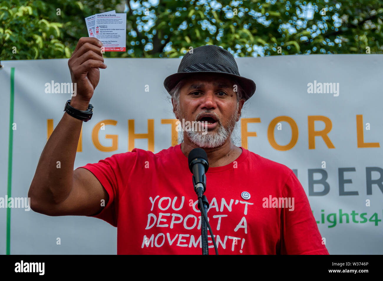 New York, USA. 12. Juli, 2019. Ravi Ragbir, Direktor der New Sanctuary Coalition - Tausende von Fürsprecher, Aktivisten und Mitglieder der Gemeinschaft die Straßen am Foley Square überschwemmt, gegenüber der Einwanderungs- und Zollbehörden (ICE) New York Field Office am 12. Juli 2019 Neues Heiligtum Koalition und der New York Einwanderung Koalition an der Ampel für Liberty vigil zu verbinden, gilt als einer der größten Solidaritätsaktionen in der Geschichte mit mehr als 750 Mahnwachen auf 5 Kontinenten. Ein Licht leuchtet für alle, die in US-Gefangenenlagern festgehalten und Licht in das Dunkel der Trumpf Verwaltung zu bringen. Stockfoto