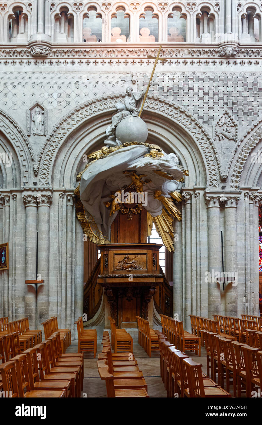 Kathedrale Notre Dame; 1077; reich verzierte Kanzel, dekorative Steinwand, Arch, Holz sitze, mittelalterliche; alte katholische Kirche; religiöse Gebäude, Europa, Normand Stockfoto