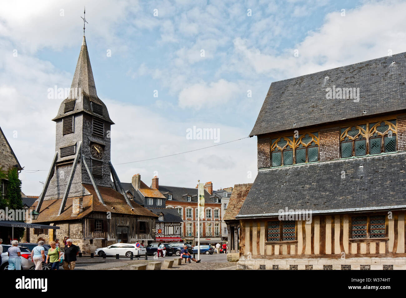 St. Catherine Glockenturm der Kirche, Kirche auf der anderen Straßenseite, Katholisch, 15. Jahrhundert, Holz, alten religiösen Gebäuden, Personen, Europa, Normandie, Honfleur, Frankreich Stockfoto