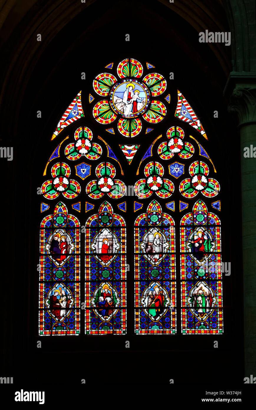 Kathedrale Notre Dame; 1077; Mittelalter; Glasfenster, bunt, religiöse Kunst, alte katholische Kirche; Europa, Normandie, Bayeux, Frankreich; Sommer; ve Stockfoto