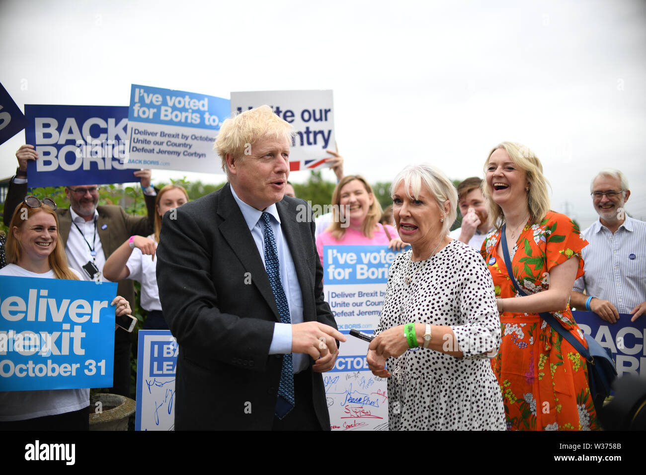 Die Führung der konservativen Partei Kandidat Boris Johnson mit Nadine Dorries (Mitte) und Chief Secretary, Schatzamt Liz Truss (rechts) während einer Tory Führung hustings im Woodlands Event Center in Wyboston, Bedfordshire. Stockfoto