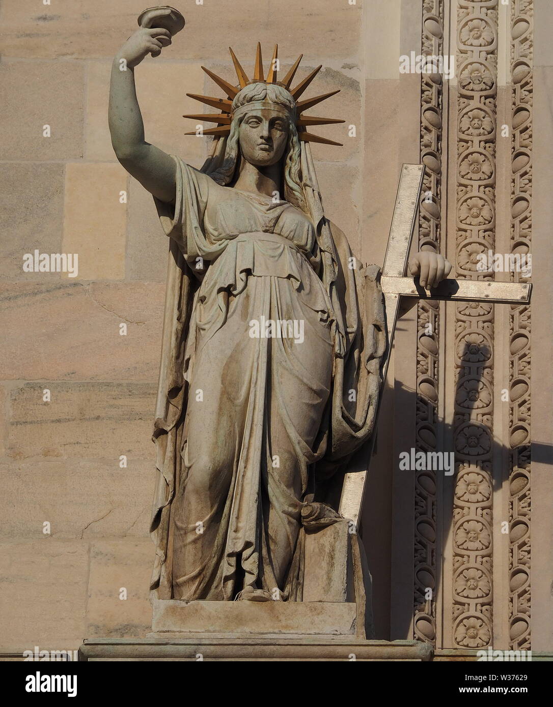 Freiheitsstatue auf der Fassade der Mailänder Dom, Lombardei, Italien. Stockfoto