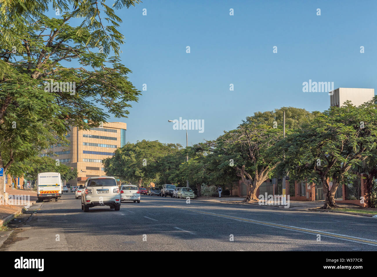 NELSPRUIT, SÜDAFRIKA - Mai 3, 2019: eine Straße, Szene, mit Gebäuden und Fahrzeugen, in Nelspruit, in der Provinz Mpumalanga Stockfoto