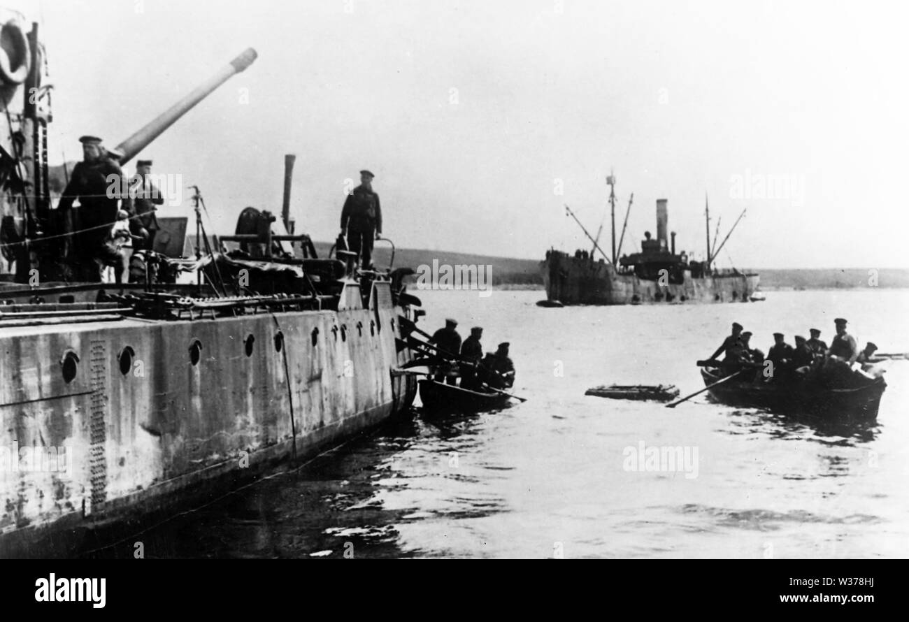 Scapa Flow, Crew der deutschen Zerstörer auf die Boote am 21. Juni 1919 Stockfoto