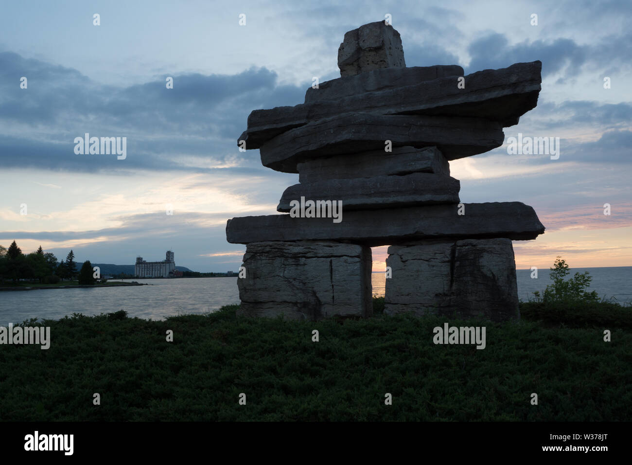 Canada Ontario Collingwood, Inukshuk at Sunset Point at Sunset Point at Sunset, Juni 2019, Inushuk Stone Landmark, We were Here, Stockfoto