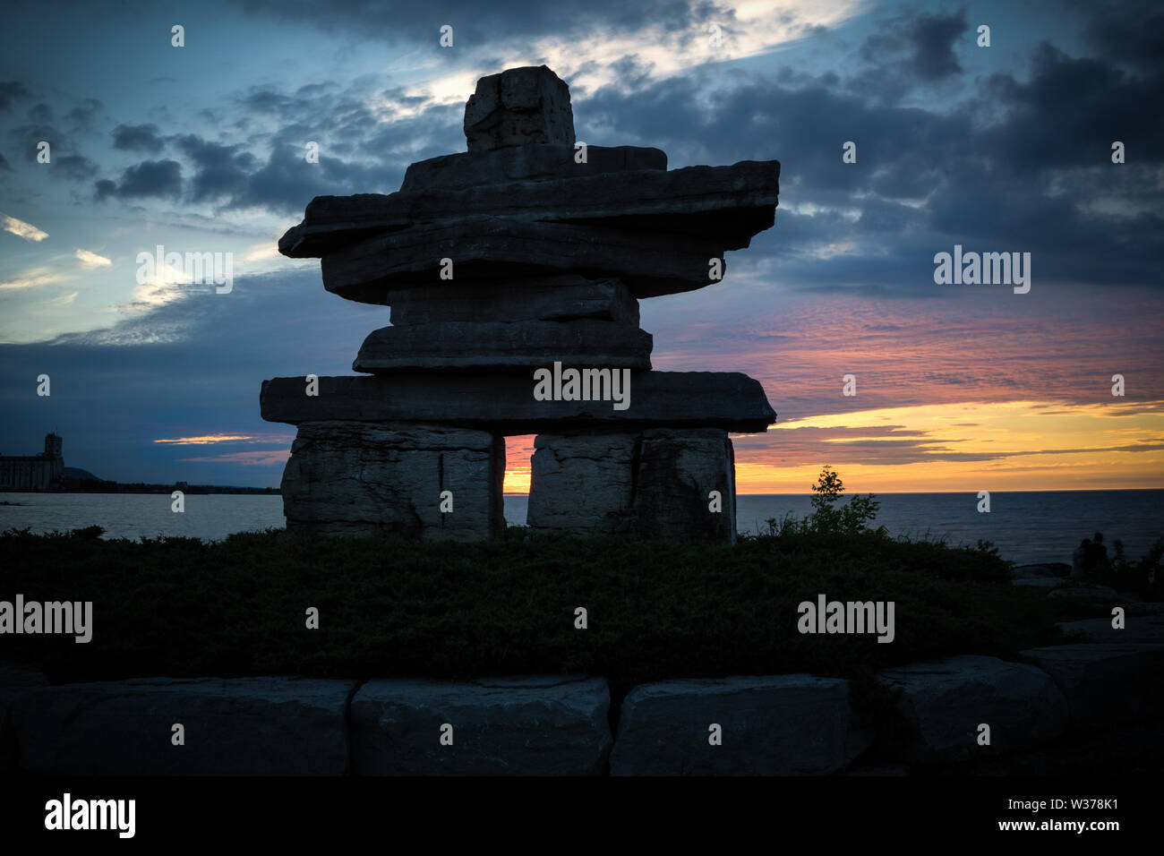 Canada Ontario Collingwood, Inukshuk at Sunset Point at Sunset Point at Sunset, Juni 2019, Inushuk Stone Landmark, We were Here, Stockfoto