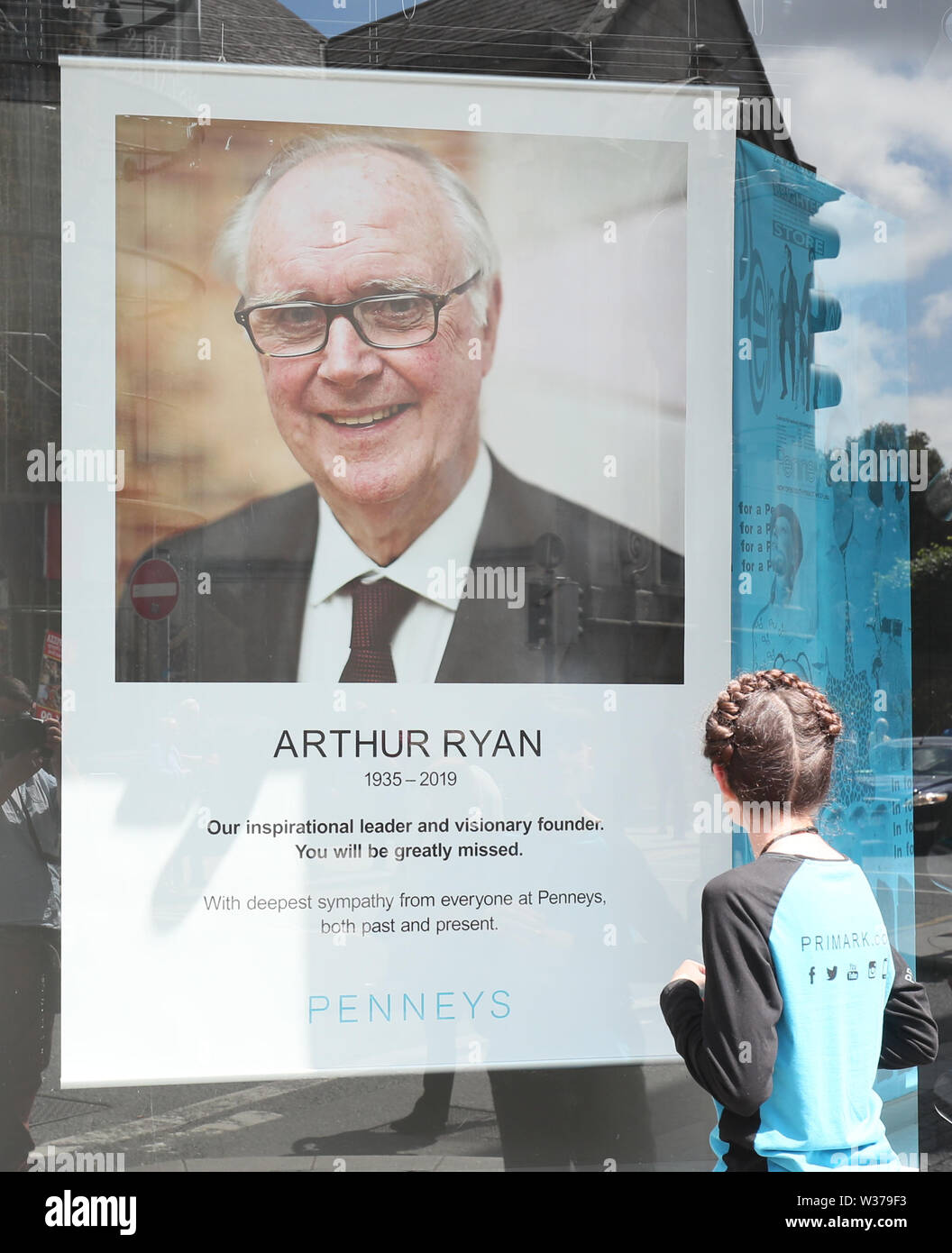 Eine Hommage im Schaufenster des Trauerzuges für Penneys/Primark Gründer Arthur Ryan macht seinen Weg vorbei an den Ort des ersten Penneys speichern, auf Mary Street, Dublin. Stockfoto