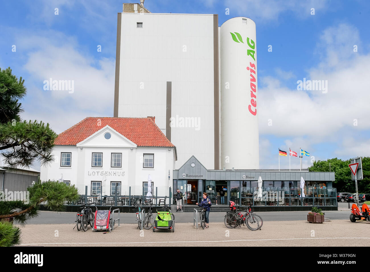 26. Juni 2019, Schleswig-Holstein, Fehmarn: eine Ceravis AG feed Speicher  ist in den Hafen von burgstaaken auf Fehmarn hinter der historischen Pilot  House entfernt. Foto: Markus Scholz/dpa Stockfotografie - Alamy