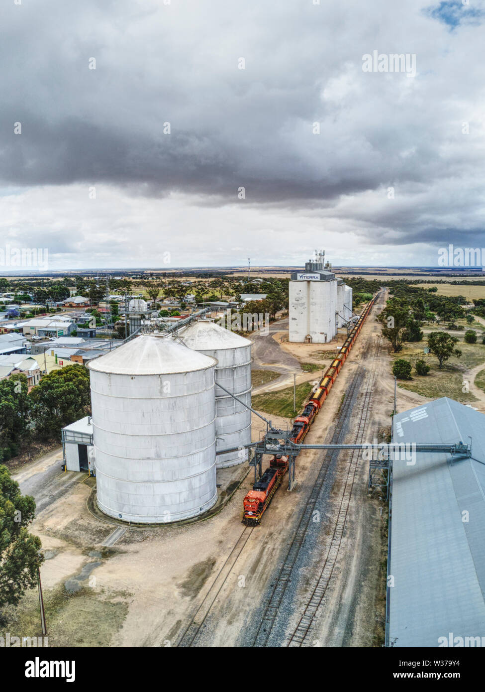 Genesee und Wyoming Australien diesel-elektrische Korn Zug mit vier Lokomotiven Sammeln von Getreide (Weizen, Gerste) für den Transport in Port Lincoln fr Stockfoto