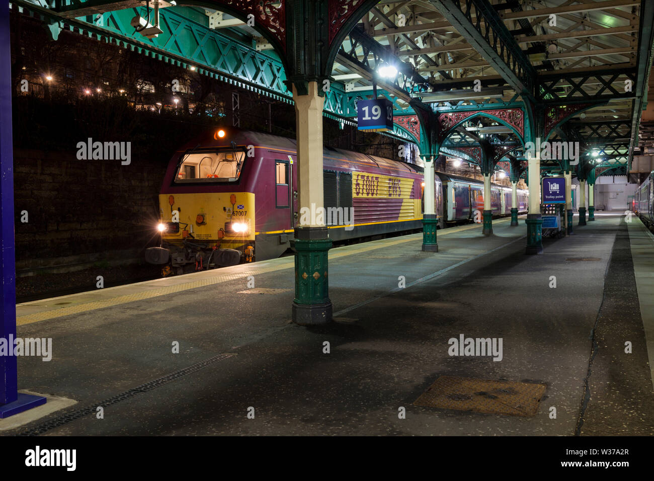 DB Cargo Class 67 Lokomotive in Edinburgh Waverley mit der Inverness Teil der Highland Caledonian Sleeper Stockfoto